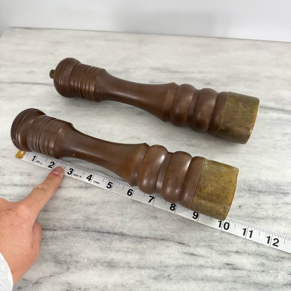 Vintage | Tall Wood & Brass Salt & Pepper Shaker Grinders Boho Eclectic MCM Gold - Picture 5 of 5